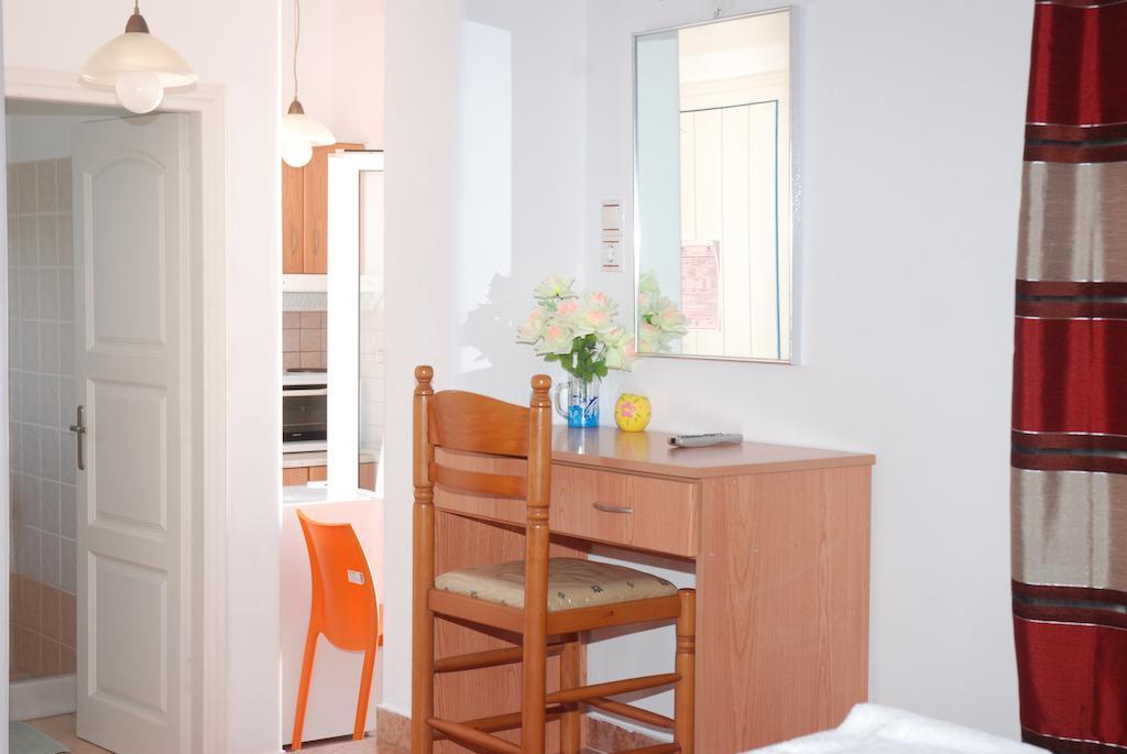 Pension Katerina Studios Tourlos Habitación foto